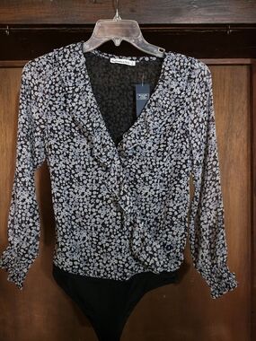 Abercrombie & Fitch Black Floral Ruffle V-Neck Long Sleeve Bodysuit